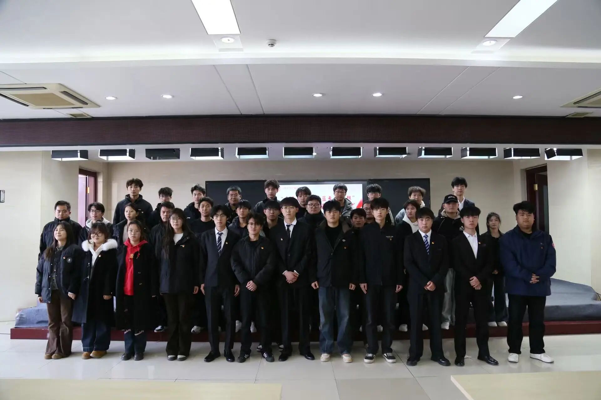 青春心向党 蓝天铸梦想|学院举行2025年新团员入团仪式